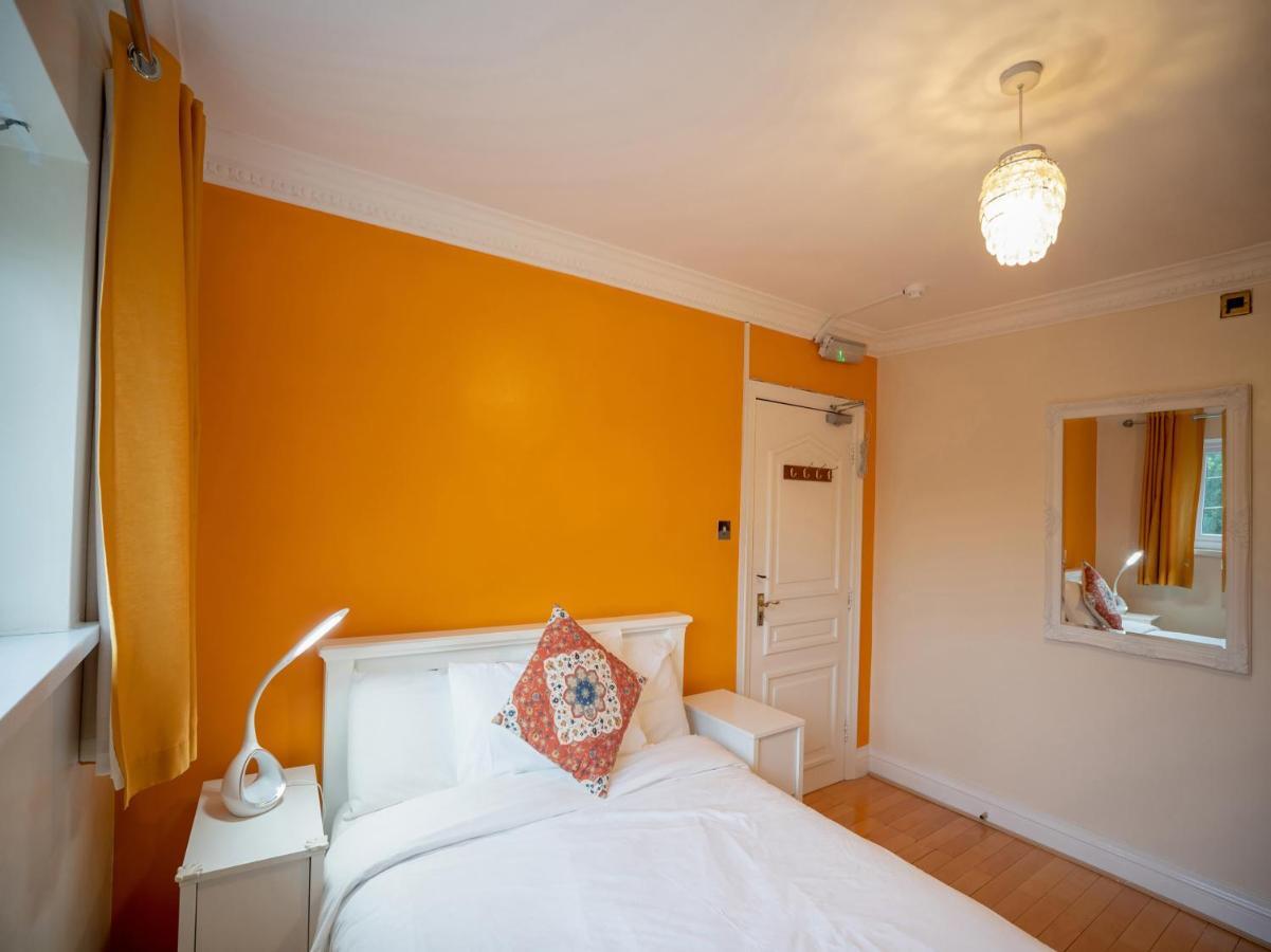 Oyo Oakcroft Guest House Manchester Airport Ringway Bagian luar foto